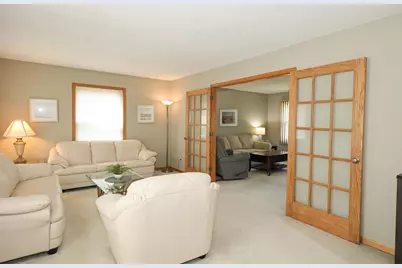 8795 S Lizanne Dr, Oak Creek, WI 53154 - Photo 7