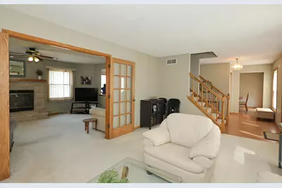 8795 S Lizanne Dr, Oak Creek, WI 53154 - Photo 9