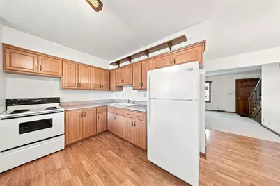 5069 W Colonial Ct, Greenfield, WI 53220 - Photo 9