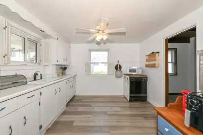 5611  Apricot Ct, Greendale, WI 53129 - Photo 9