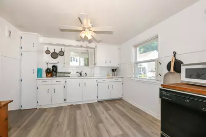 5611  Apricot Ct, Greendale, WI 53129 - Photo 7