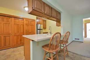 306 Hartford Square, Hartford, WI 53027 - Photo 7