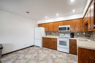6441 S Crabapple Ct, Oak Creek, WI 53154 - Photo 7