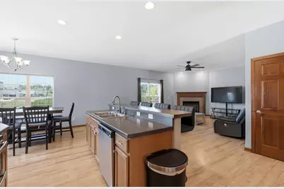 3830  Creekside Dr, Waukesha, WI 53189 - Photo 7