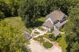 W247S8375 Stonehill Dr, Vernon, WI 53149 - Photo 3