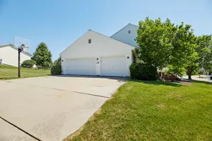 N166W21071 Parkway Dr, Jackson, WI 53037 - Photo 9