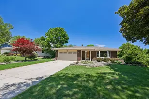 7557 Chapel Hill Ct, Franklin, WI 53132 - Photo 1