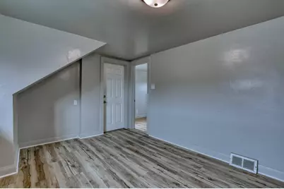 2213 S 74th St, West Allis, WI 53219 - Photo 7