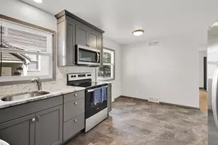 6639 Hillside Ln, Wauwatosa, WI 53213 - Photo 17