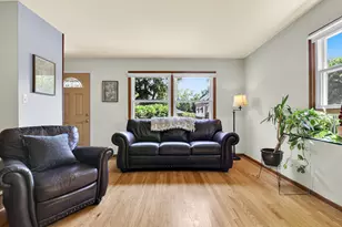6639 Hillside Ln, Wauwatosa, WI 53213 - Photo 27