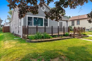 825 Summit St, Manitowoc, WI 54220 - Photo 3