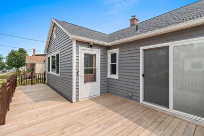 825  Summit St, Manitowoc, WI 54220 - Photo 7