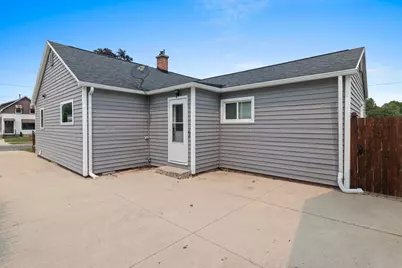 825  Summit St, Manitowoc, WI 54220 - Photo 9