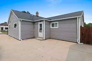 825 Summit St, Manitowoc, WI 54220 - Photo 9