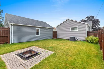 825  Summit St, Manitowoc, WI 54220 - Photo 11