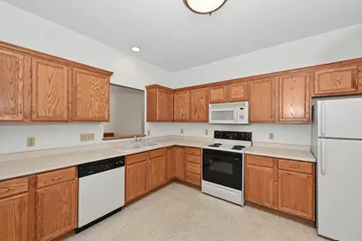 6235 S Creekside Dr #21, Cudahy, WI 53110 - Photo 11