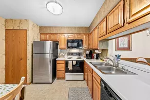 374 Park Hill Dr, Pewaukee, WI 53072 - Photo 3