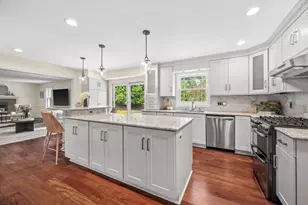 11912 N Lantern Ln, Mequon, WI 53092 - Photo 9