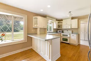W212N10497 Parkland Cir, Germantown, WI 53017 - Photo 13