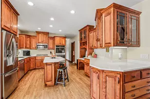 308 Copperfield Dr, Delafield, WI 53018 - Photo 5