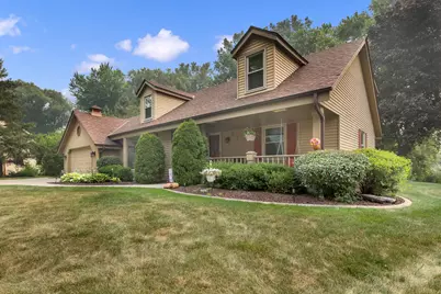 N22W22227  Meadowood Ct, Pewaukee, WI 53186 - Photo 3
