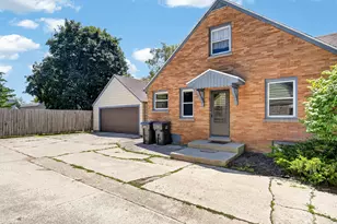 215 N 11th St, Oostburg, WI 53070 - Photo 33