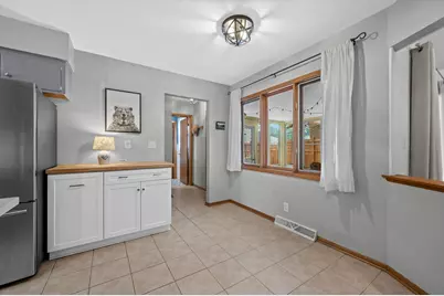 5684 N Milwaukee River Pkwy, Glendale, WI 53209 - Photo 11