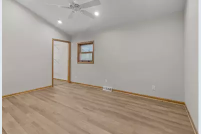 4450  Hearthside Dr, New Berlin, WI 53151 - Photo 25