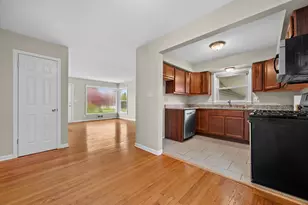 W126N7009 Highland Dr, Menomonee Falls, WI 53051 - Photo 9