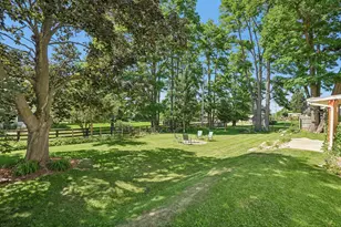 W272N2593 Apple Tree Ln, Pewaukee, WI 53072 - Photo 33