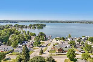 W272N2593 Apple Tree Ln, Pewaukee, WI 53072 - Photo 3