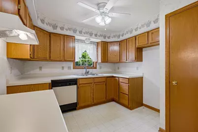 10050 W Whitnall Edge Dr #A, Franklin, WI 53132 - Photo 13