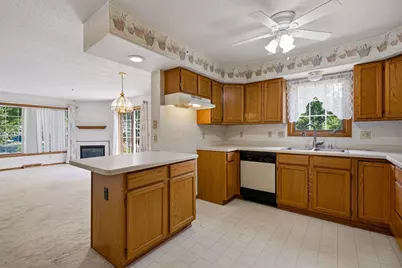 10050 W Whitnall Edge Dr #A, Franklin, WI 53132 - Photo 11