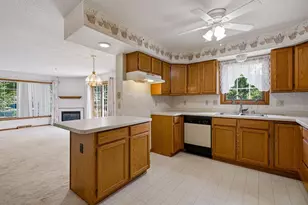 10050 W Whitnall Edge Dr, Franklin, WI 53132 - Photo 11