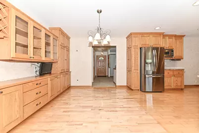 18571 W Hillcrest Dr, New Berlin, WI 53146 - Photo 17