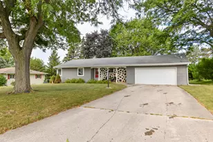 147 Hilldale Dr, Hartford, WI 53027 - Photo 3