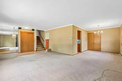 13425 W Old Oak Ln, New Berlin, WI 53151 - Photo 9