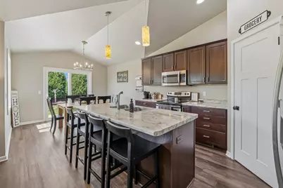 2616  Creekview Ct, Sheboygan, WI 53081 - Photo 5