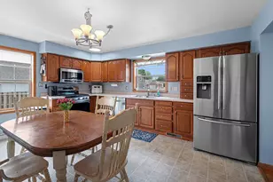 729 Woodlawn Dr, Manitowoc, WI 54220 - Photo 5