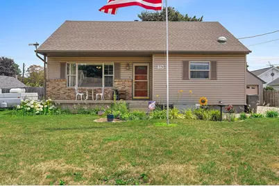 729  Woodlawn Dr, Manitowoc, WI 54220 - Photo 1