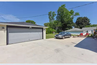 8935 N Navajo Rd, Bayside, WI 53217 - Photo 11