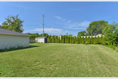 8935 N Navajo Rd, Bayside, WI 53217 - Photo 9