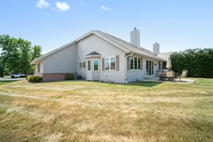 10752 N Oxford Ct, Mequon, WI 53092 - Photo 3