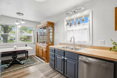 2011 N 85th St, Wauwatosa, WI 53226 - Photo 9