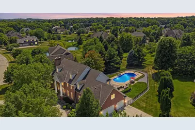 2125  Carriage Hills Dr, Delafield, WI 53018 - Photo 9