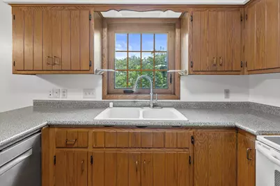 372  Briar Ct, Pewaukee, WI 53072 - Photo 9