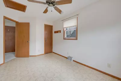 2483 N Newhall Ln, Milwaukee, WI 53211 - Photo 13