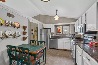 4242 S Ridgewood Ln, Greenfield, WI 53221 - Photo 5