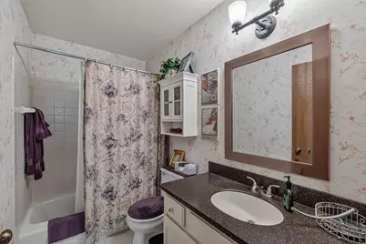 4242 S Ridgewood Ln, Greenfield, WI 53221 - Photo 13