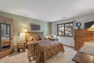 4242 S Ridgewood Ln, Greenfield, WI 53221 - Photo 9